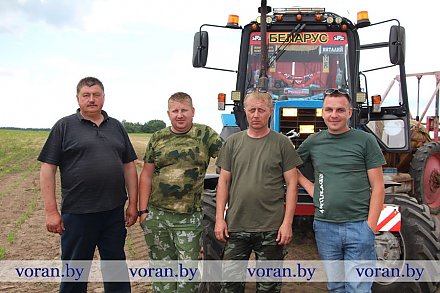 Есть усердие — будет и урожай. Аграрии сельхозпредприятия «Больтишки» подкармливают кукурузу