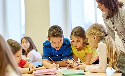 По всей Беларуси усиливают охрану в школах. Почему?