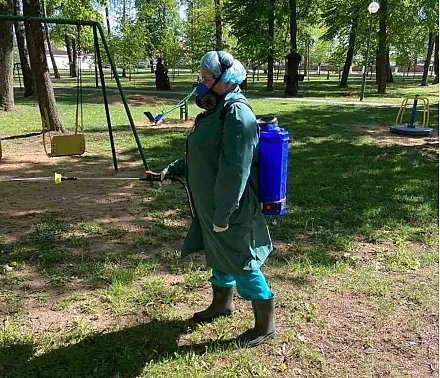 Сегодня сотрудники Вороновского районного ЦГЭ провели акарицидную обработку территории парка и стадиона г.п. Вороново