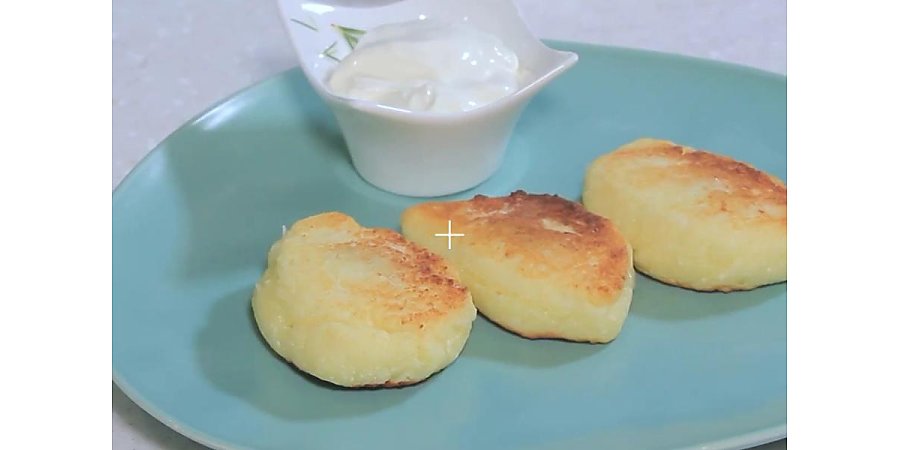 Разнообразьте привычное блюдо: рецепт сырников с вареной сгущенкой