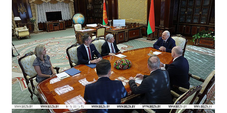 Александр Лукашенко проводит переговоры со спецпосланником США Коулом