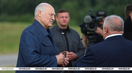 Александр Лукашенко приехал на поле в Минском районе - поблагодарить передовиков жатвы за высокие показатели