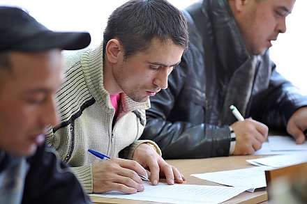 Хочешь работать в нашей стране – учи язык. Впервые трудовые мигранты сдали экзамен на знание государственного языка