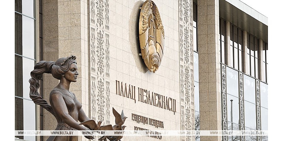 Александр Лукашенко проводит встречу с министром обороны России