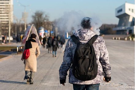 Новые ограничения и штрафы ожидают курильщиков: на остановках нельзя будет курить даже вейпы