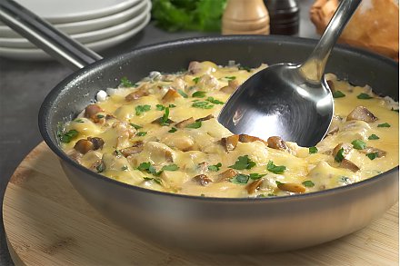 Быстро, сочно и с сырной корочкой. Как приготовить нежный жульен с курицей и грибами на обычной сковороде