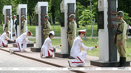 С благодарностью за мирное небо. Выпускники Беларуси возложили цветы на Аллее Героев в Гомеле