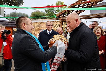 Почетные гости познакомились с подворьями районов Гродненской области на «Дажынках»