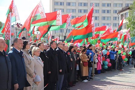 Тысячи гродненцев приняли участие в торжественных мероприятиях в честь государственных символов Беларуси