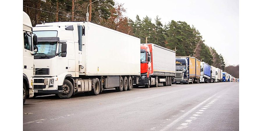 1200 авто: очередь грузовиков и легковушек на въезд в ЕС продолжает расти