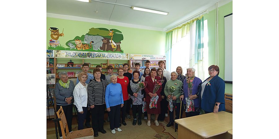 В преддверии 80-летия Победы специалисты отделения дневного пребывания для граждан пожилого возраста ТЦСОН района организовали межпоколенческий диалог «Детство, опаленное войной» в районной библиотеке