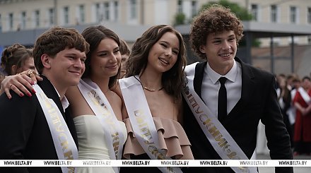 Ярко и красочно в Беларуси проходят выпускные вечера