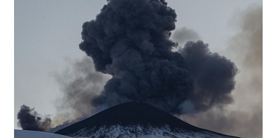 Новая фаза активности вулкана Этна на Сицилии привела к выбросу лавы на высоту 400 м