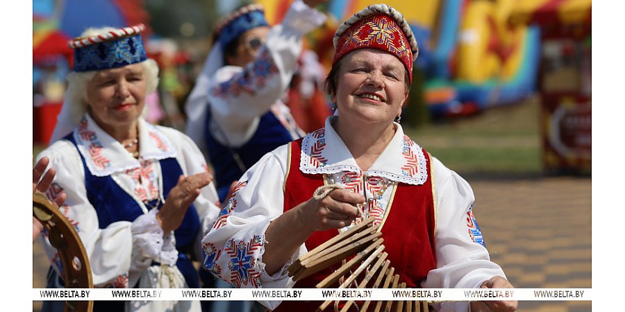 "Я начал с ними косить". Какой была первая фотография Лукашенко с Полесья, где находится нацпарк "Припятский"