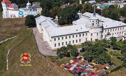 Солнечные ванны для ковров с портретами Дубко, Брежнева и Ленина. Смотрите, как преобразился яблоневый сад Нового замка в Гродно