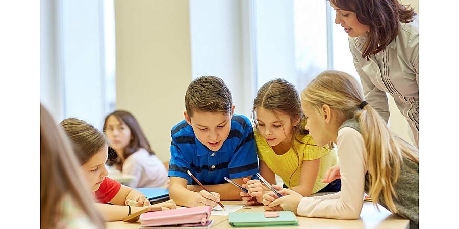 По всей Беларуси усиливают охрану в школах. Почему?