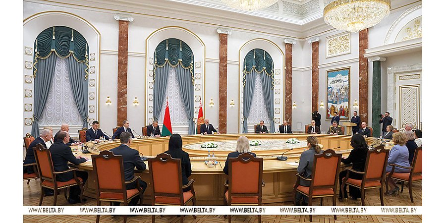 "Будущее - время науки". Александр Лукашенко вручил дипломы доктора наук и аттестаты профессора