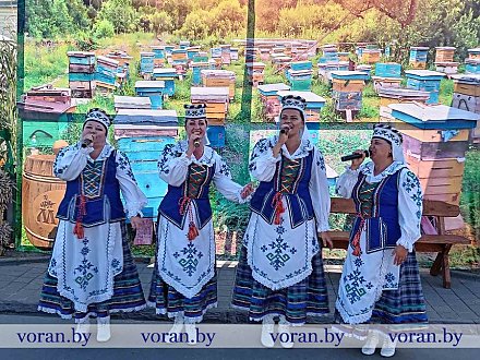 Воранаўскі ансамбль народнай песні "Вясёлка" прывячае гаспадароў і гасцей "Дажынак"