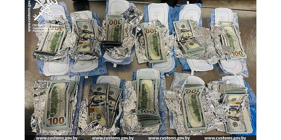 Таможенники нашли 22 тысячи долларов, спрятанные в упаковки с женскими гигиеническими принадлежностями