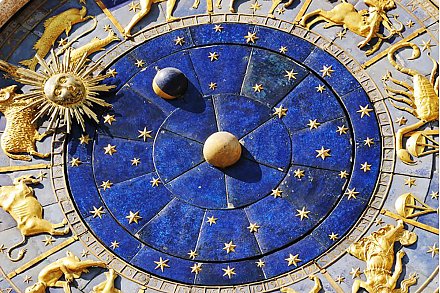 Гороскоп на 6 августа. Близнецы возьмут паузу для переосмысления, а Скорпионы получат знак свыше 