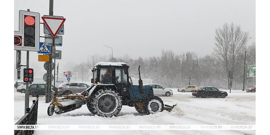 Снизить скорость, увеличить дистанцию. В МВД напомнили о правилах вождения в снегопад