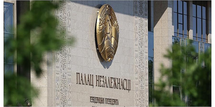 Александру Лукашенко вручили медаль в честь 80-летия Великой Победы