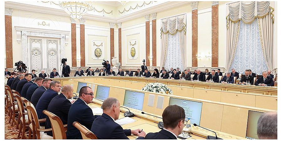 Александр Лукашенко - послам: нужна "военная мобилизация", чтобы удержать экономику страны