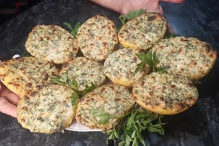 На завтрак, обед и ужин: рецепт картофеля по-армянски с сырно-чесночной шапкой