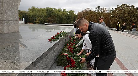 Участники форума блогеров "БлогБай. Нам есть что сказать!" возложили цветы к стеле "Минск - город-герой"