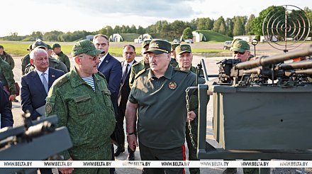 Александр Лукашенко требует "идти от земли" при развитии в Беларуси военной беспилотной авиации