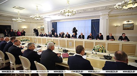 Работа антикризисных управляющих, выплата заработка. Темы совещания Александра Лукашенко с Совмином