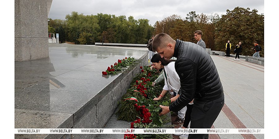 Участники форума блогеров "БлогБай. Нам есть что сказать!" возложили цветы к стеле "Минск - город-герой"