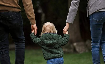 В Беларуси станет проще получить алименты с родителя, который уехал за рубеж