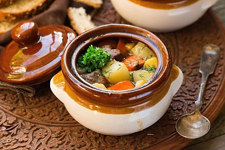 Для теплого семейного ужина: как приготовить жаркое в горшочках