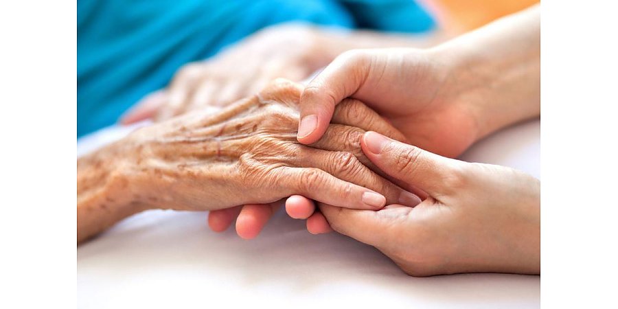 Близкий человек нуждается в уходе? В минтруда подсказали три пути решения этого вопроса