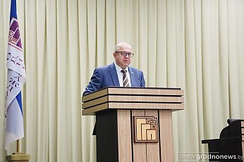 Неудобные вопросы, книги в подарок и разговор без купюр. В Гродно прошла встреча с министром информации Дмитрием Жуком