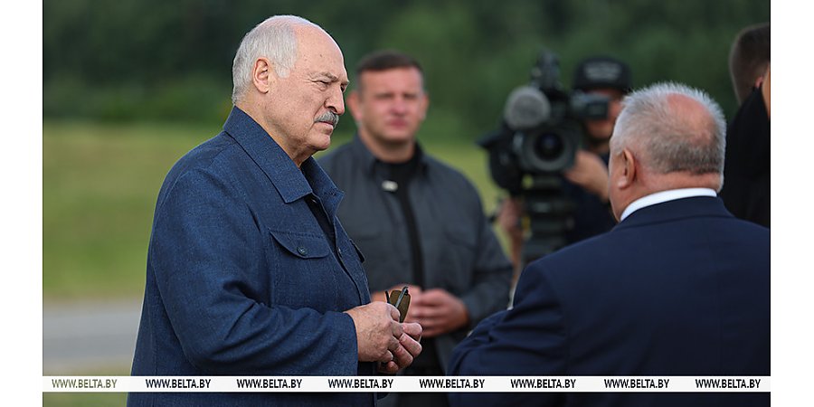 Александр Лукашенко приехал на поле в Минском районе - поблагодарить передовиков жатвы за высокие показатели