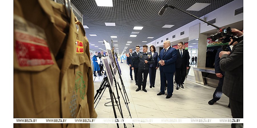 Александр Лукашенко посоветовал студотрядовцам писать историю своей жизни яркими красками