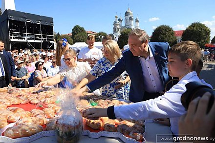 Главный хлебный каравай-фест «Бацькава булка» проходит в Свислочи