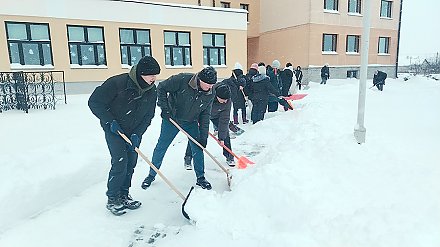 Не словом, а делом. В Вороновском районе, как и по всей стране, продолжают наводить порядок после сильного снегопада