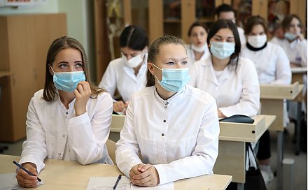 Отмена платных мест в "медах" не связана с отработкой – объяснение Минздрава