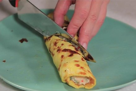 Рулет из омлета с крабовыми палочками: простой рецепт