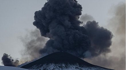 Новая фаза активности вулкана Этна на Сицилии привела к выбросу лавы на высоту 400 м