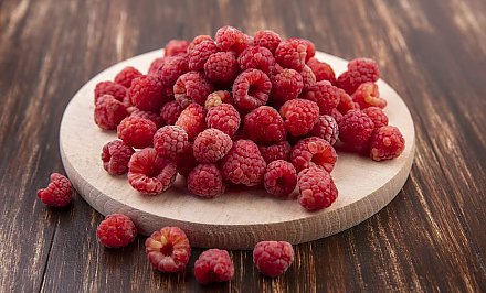 Чем подкормить малину весной для большого урожая