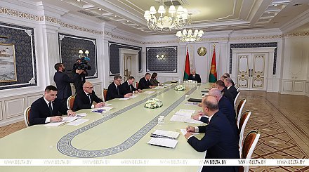 Задачи на сессию, лицензирование, крупный бизнес и на связи с военными. Итоги недели Президента
