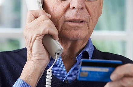 Как обезопасить пожилых людей от киберпреступлений