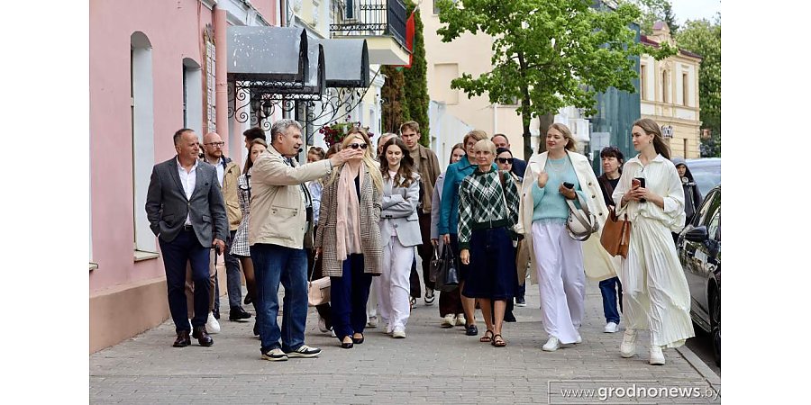 Представители республиканских СМИ познакомились с историческим Гродно и возложили цветы к мемориалу воинам-пограничникам