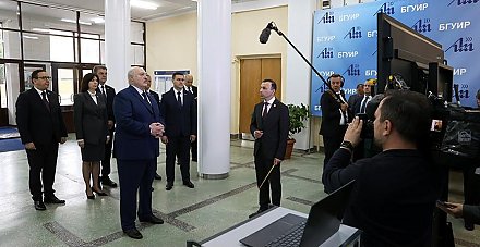 Александр Лукашенко в БГУИР ознакомился с научными разработками, сказав о необходимости сделать помехоустойчивую ракету