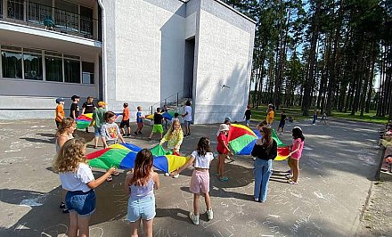 За лето в оздоровительных лагерях побывало около 400 тысяч школьников