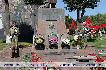 Ушаноўваем памяць продкаў. Святочны ранак у Дзень Незалежнасці на Воранаўшчыне пачаўся з ускладвання кветак да помніка воінам і партызанам у райцэнтры (+ВІДЭА)